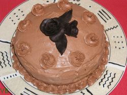 Tort de ciocolata cu trandafiri din ciocolata amaruie